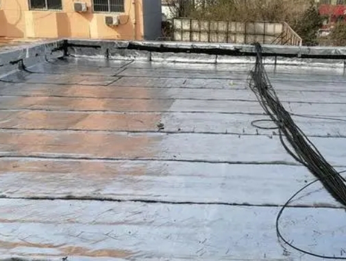 乌拉特中卫生间漏水维修公司分享下乌拉特中屋面楼顶防水刚性防水层施工要点。